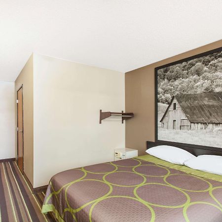 Super 8 By Wyndham Richlands/Claypool Hill Area Hotel Pounding Mill Bagian luar foto