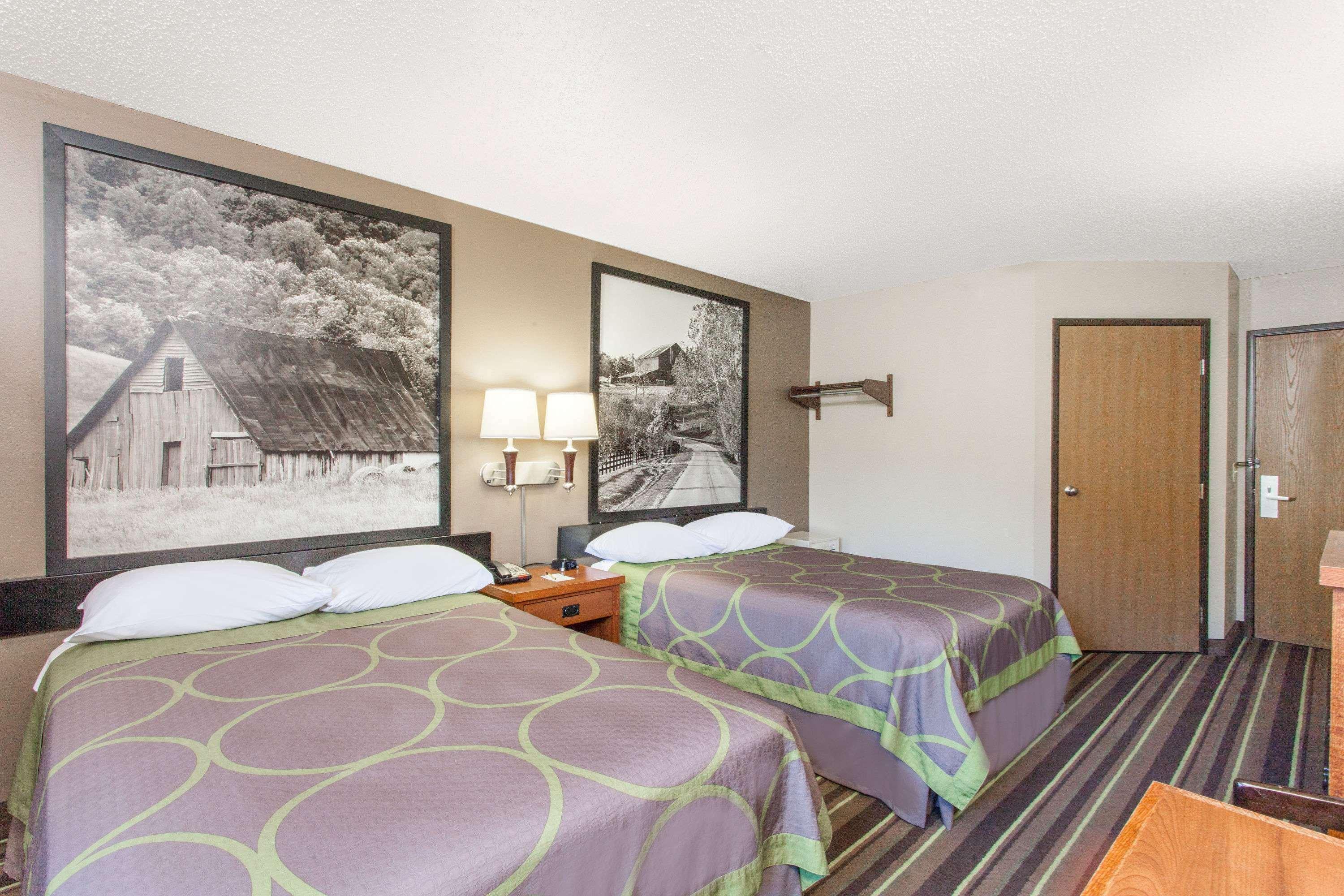 Super 8 By Wyndham Richlands/Claypool Hill Area Hotel Pounding Mill Bagian luar foto