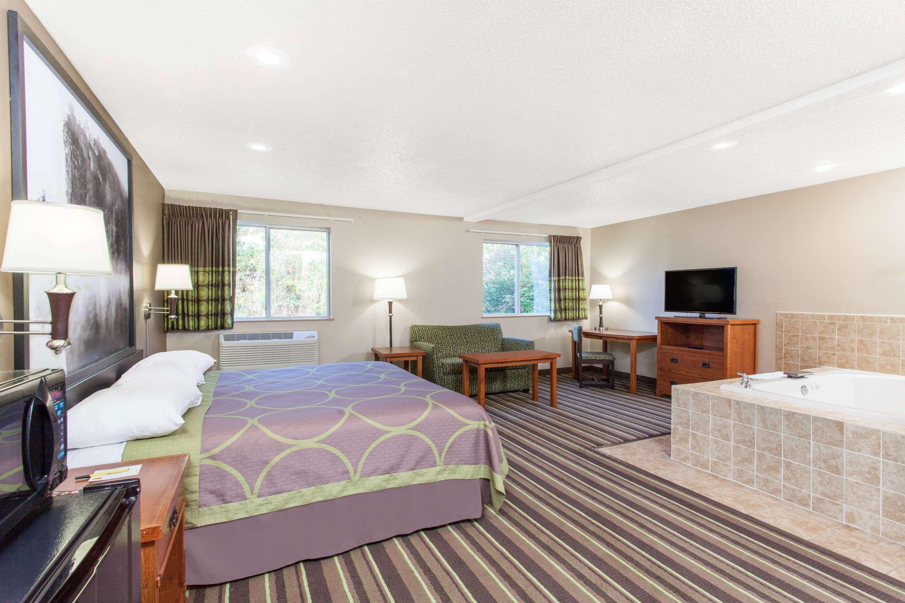 Super 8 By Wyndham Richlands/Claypool Hill Area Hotel Pounding Mill Bagian luar foto